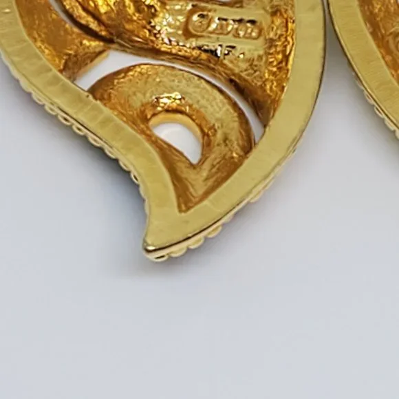 Vintage AVON Contrast Kaleidoscope Red Black Cream Enamel Gold Pierced Earrings - Picture 8 of 10